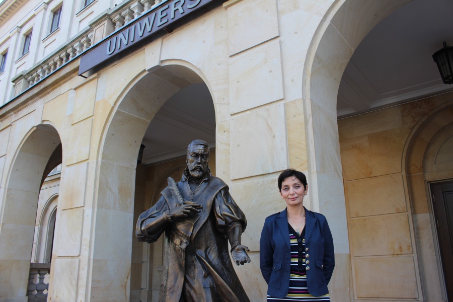 Kristine Petrosyan obok pomnika Jana Kochanowskiego przed Rektoratem UJK.