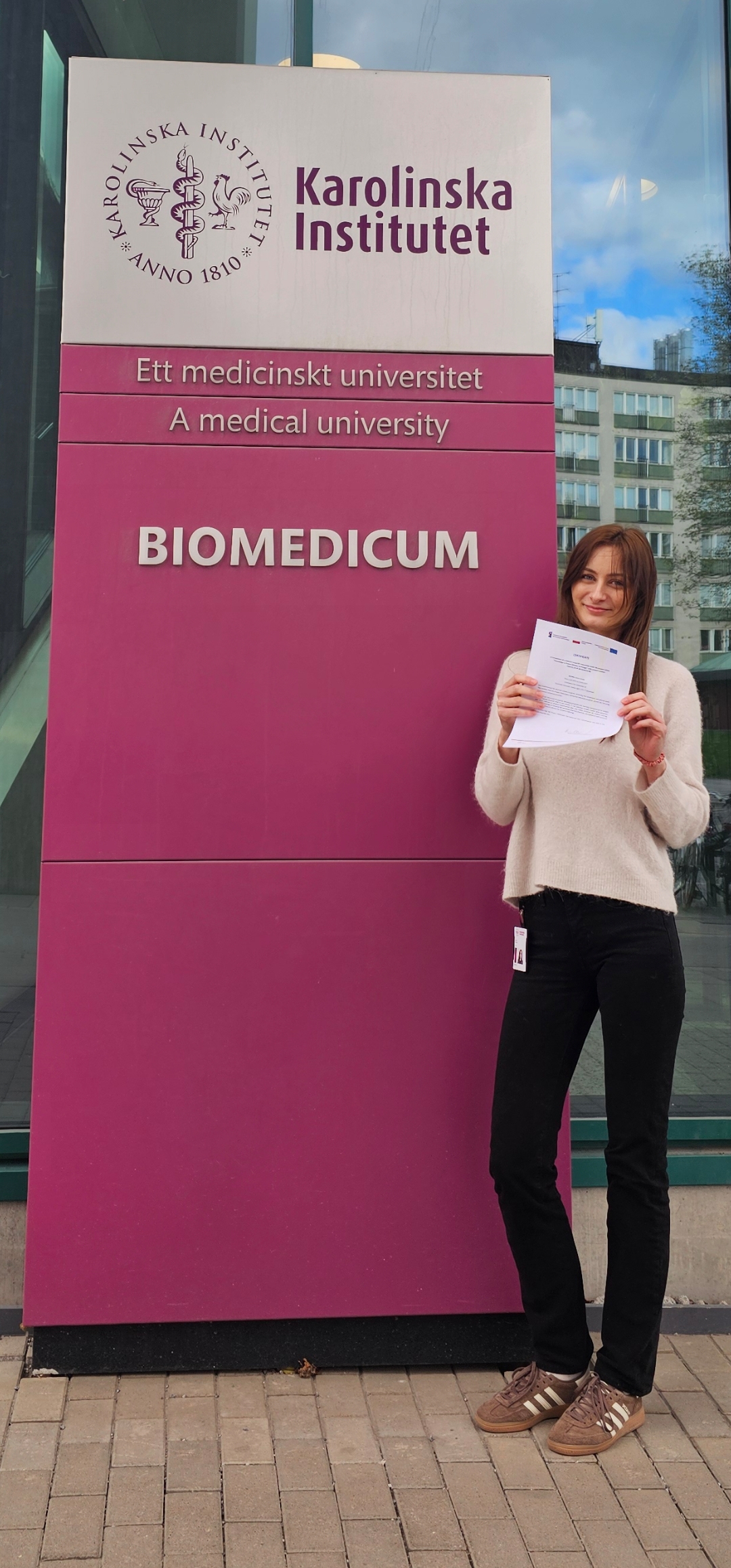 Doktorantka IV roku  Nauk medycznych - Anna Dziuba po zakończeniu obligatoryjnego stażu dydaktyczno-naukowego w Departamencie Mikrobiologii Instytut Karolinska w Szwecji.