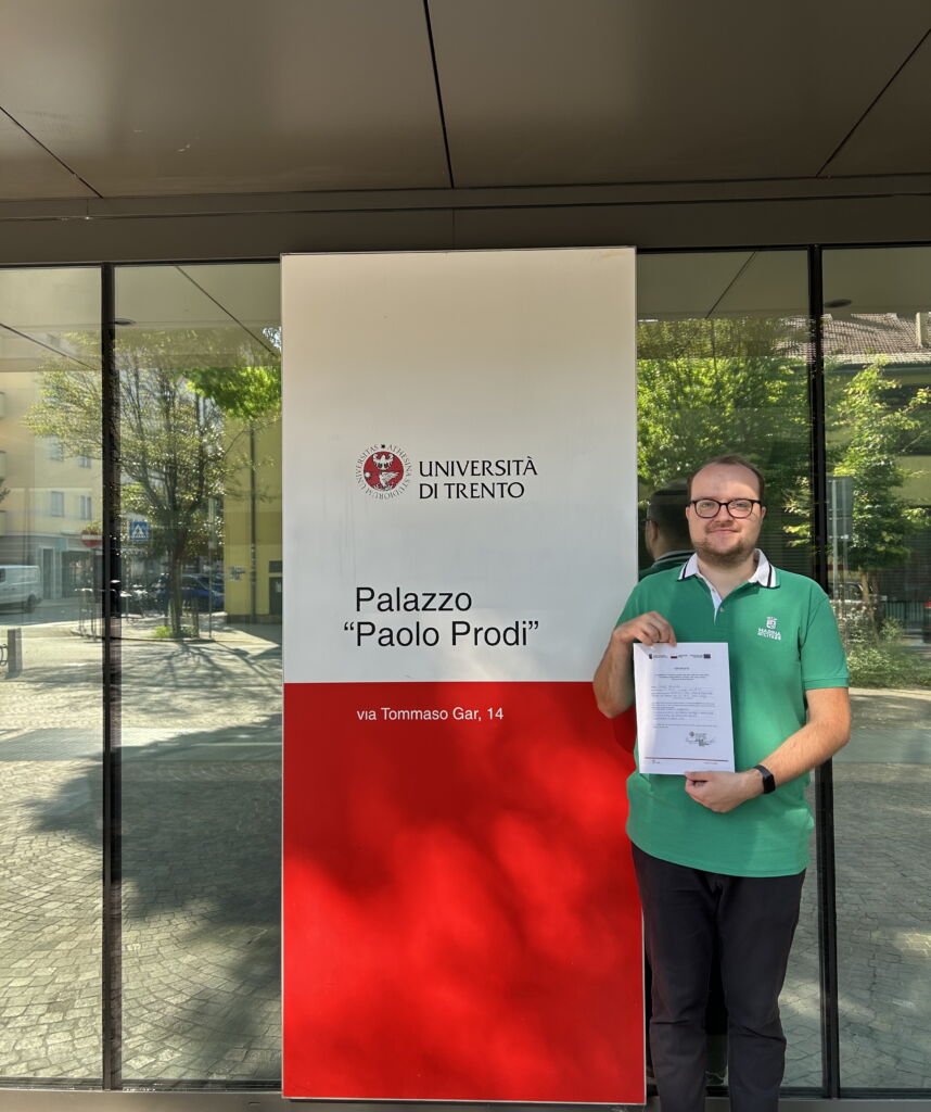 doktorant Paweł Kaszuba w czasie odbywania stażu obligatoryjnego na Uniwersytecie w Trydencie we Włoszech w ramach projektu "Wiedza to potęga"